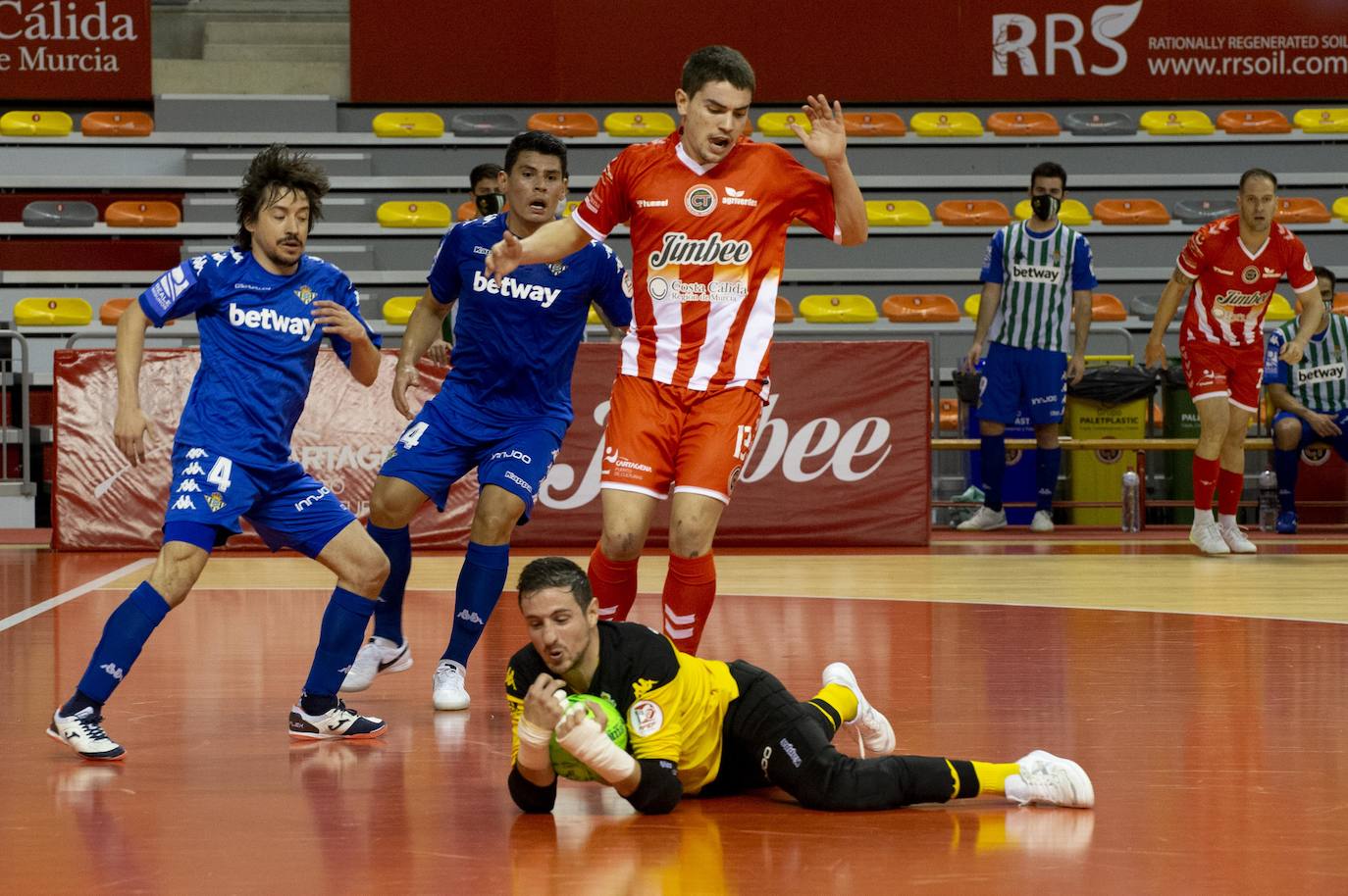 Fotos: Chemi y Waltinho sostienen a un Jimbee que vuelve a ser líder