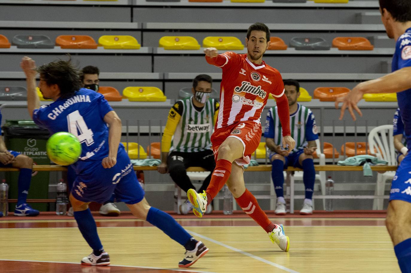 Fotos: Chemi y Waltinho sostienen a un Jimbee que vuelve a ser líder