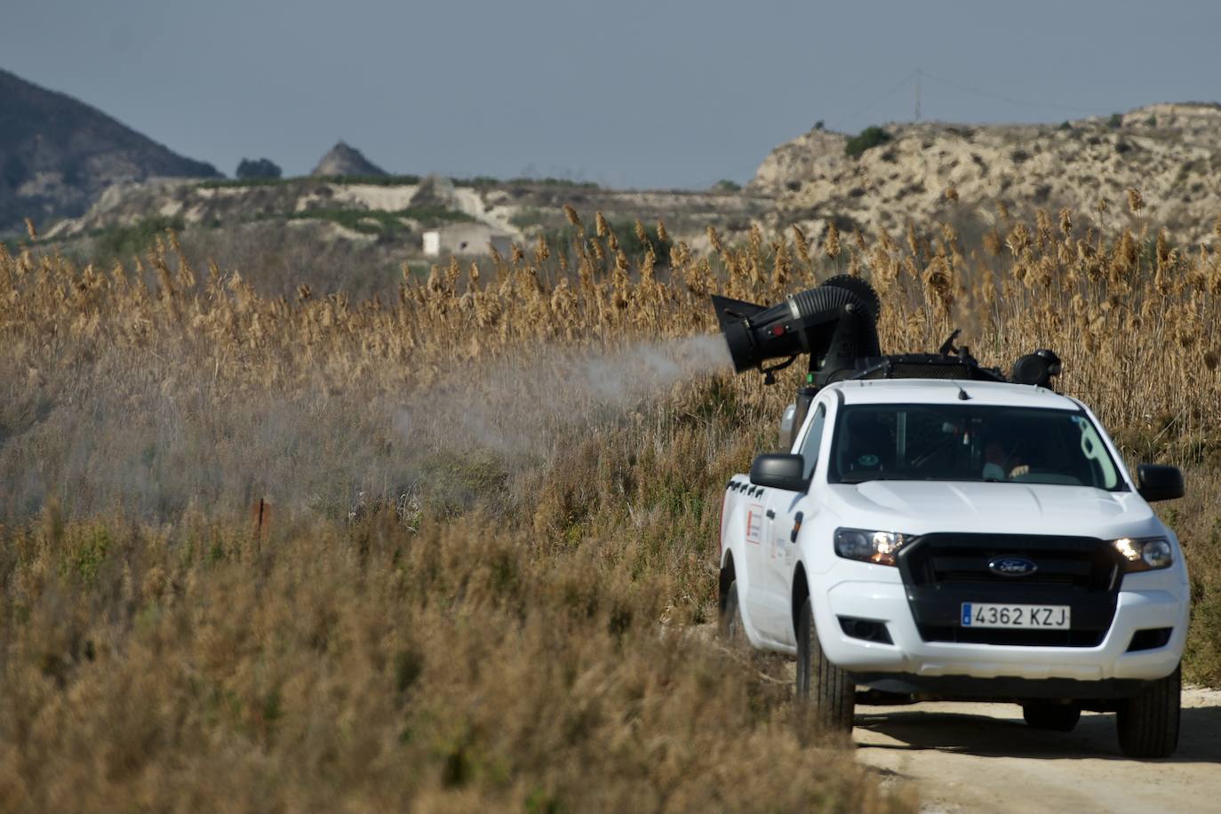 Fotos: La subida de las temperaturas adelanta un mes la fumigación antimosquitos en Murcia