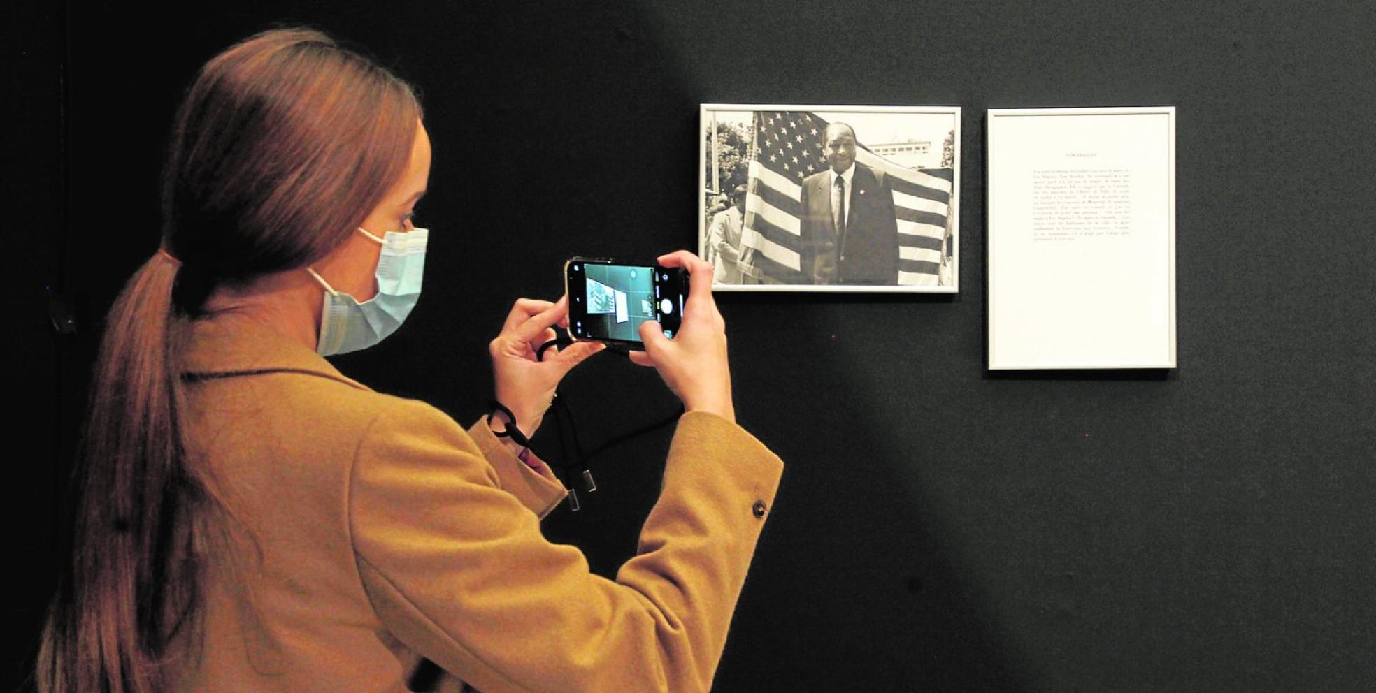 Símbolos. El alcalde de Los Ángeles en 1984,Tom Bradley, con la bandera detrás. 