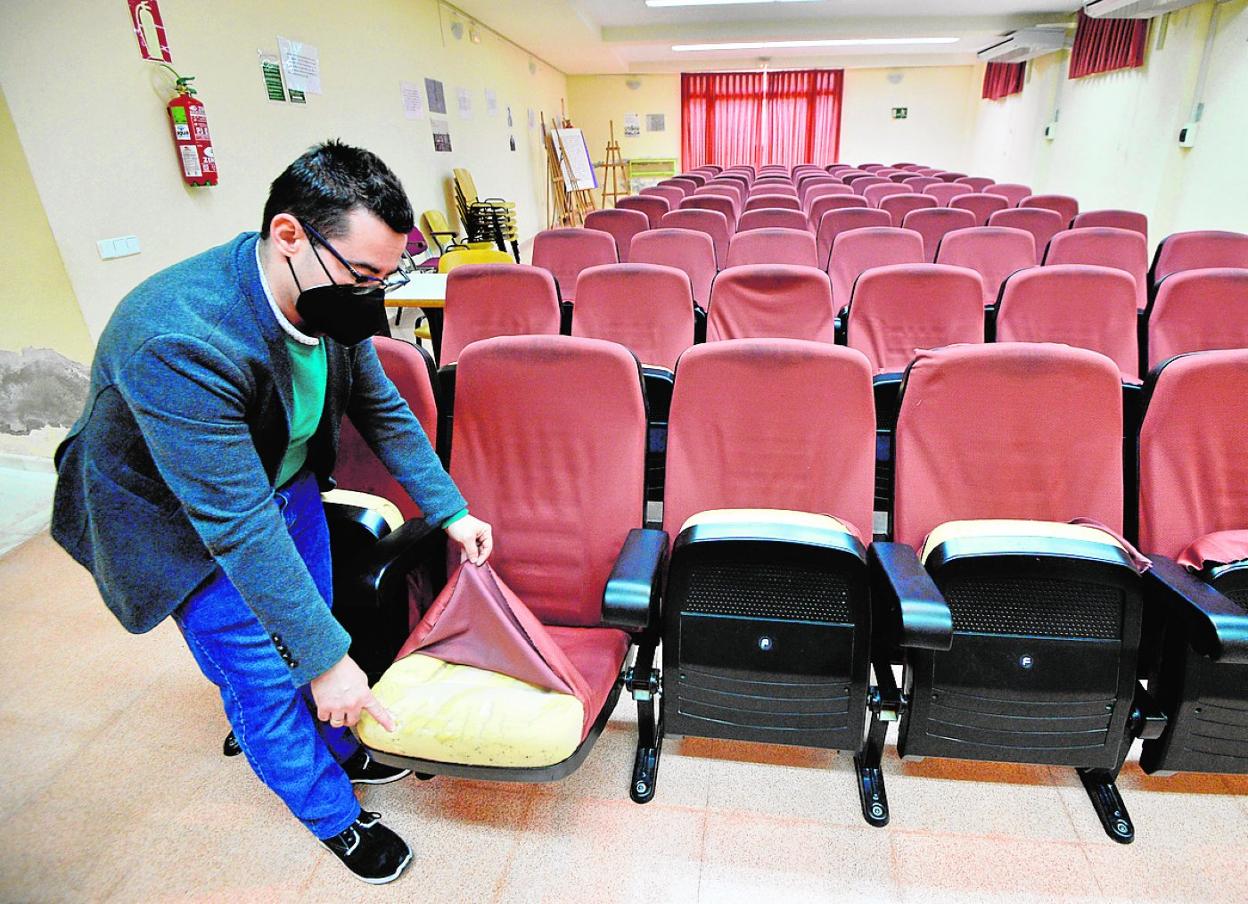 El pedáneo muestra el estado de las butacas; en la pared de la izquierda pueden apreciarse humedades. 