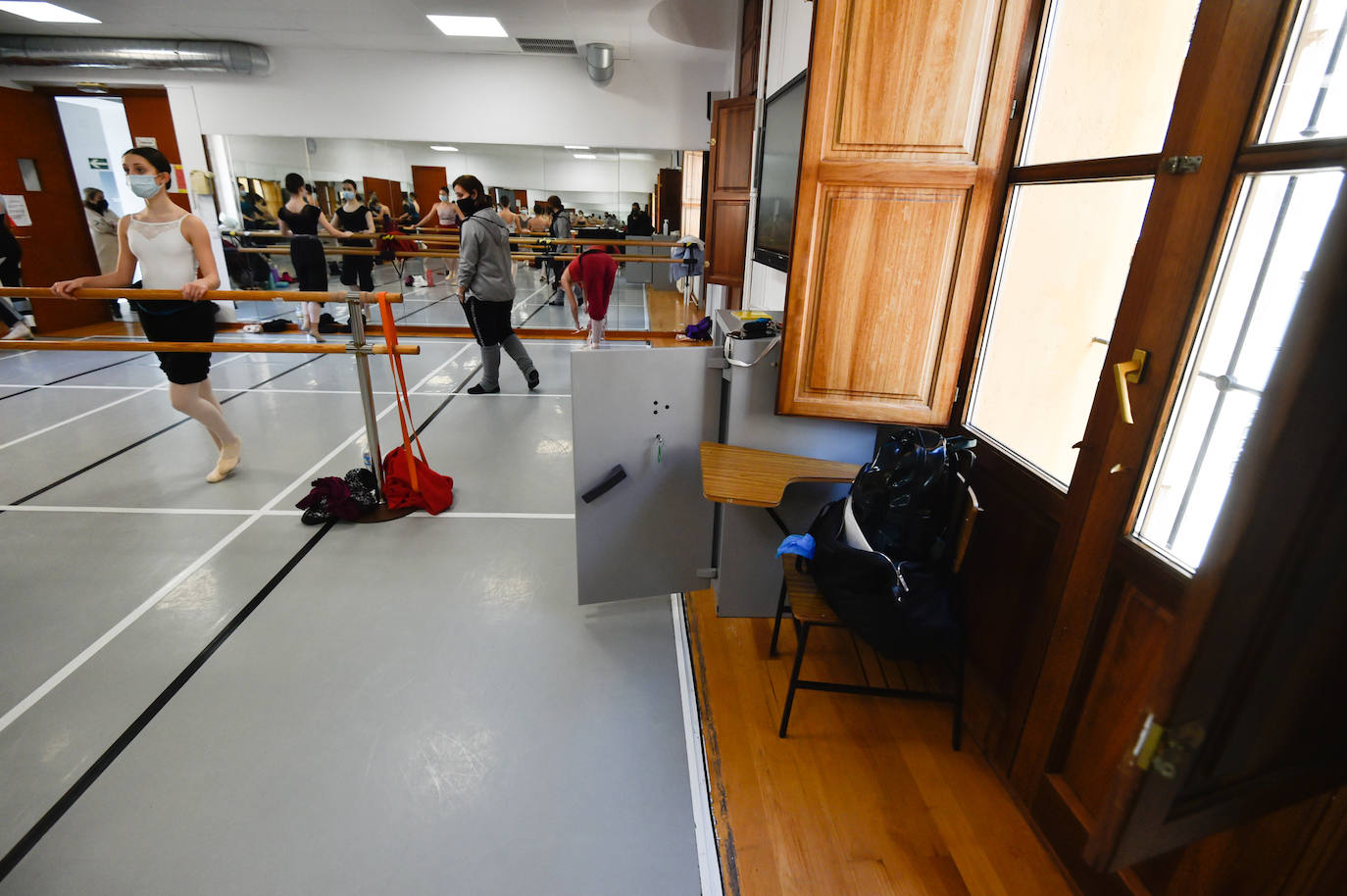 Fotos: Una denuncia obliga al Conservatorio de Murcia a dar clase de danza con mascarilla y las ventanas cerradas