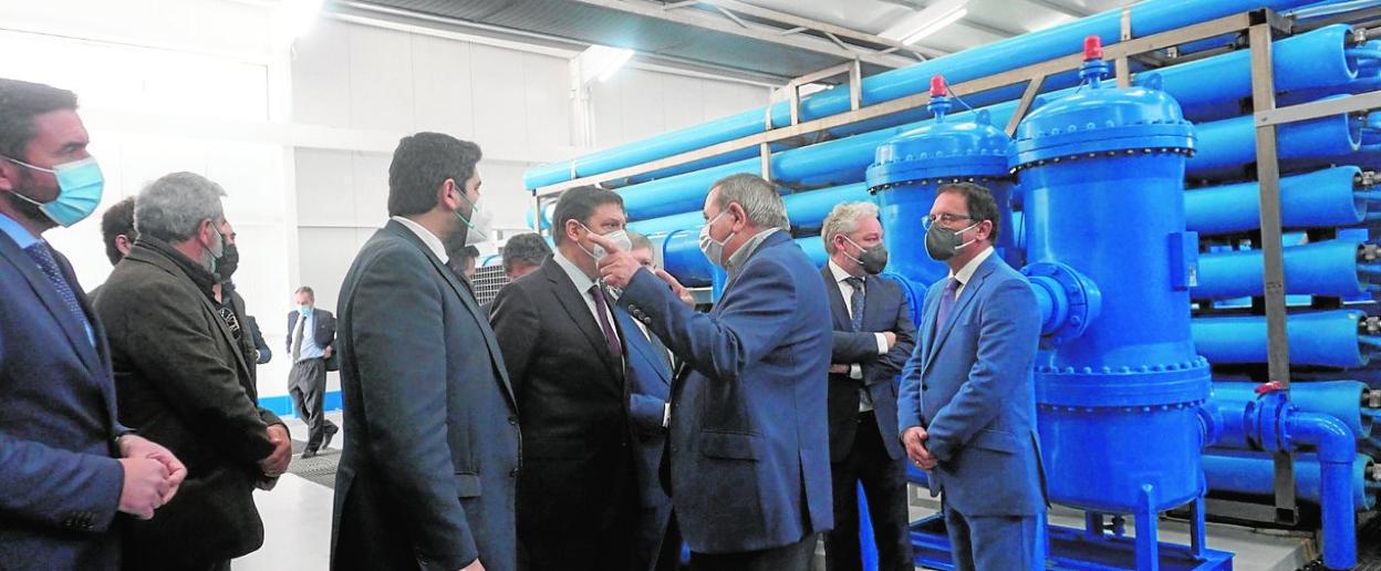José Hernández atiende al ministro y a López Miras en la desaladora de los regantes de Mazarrón. 