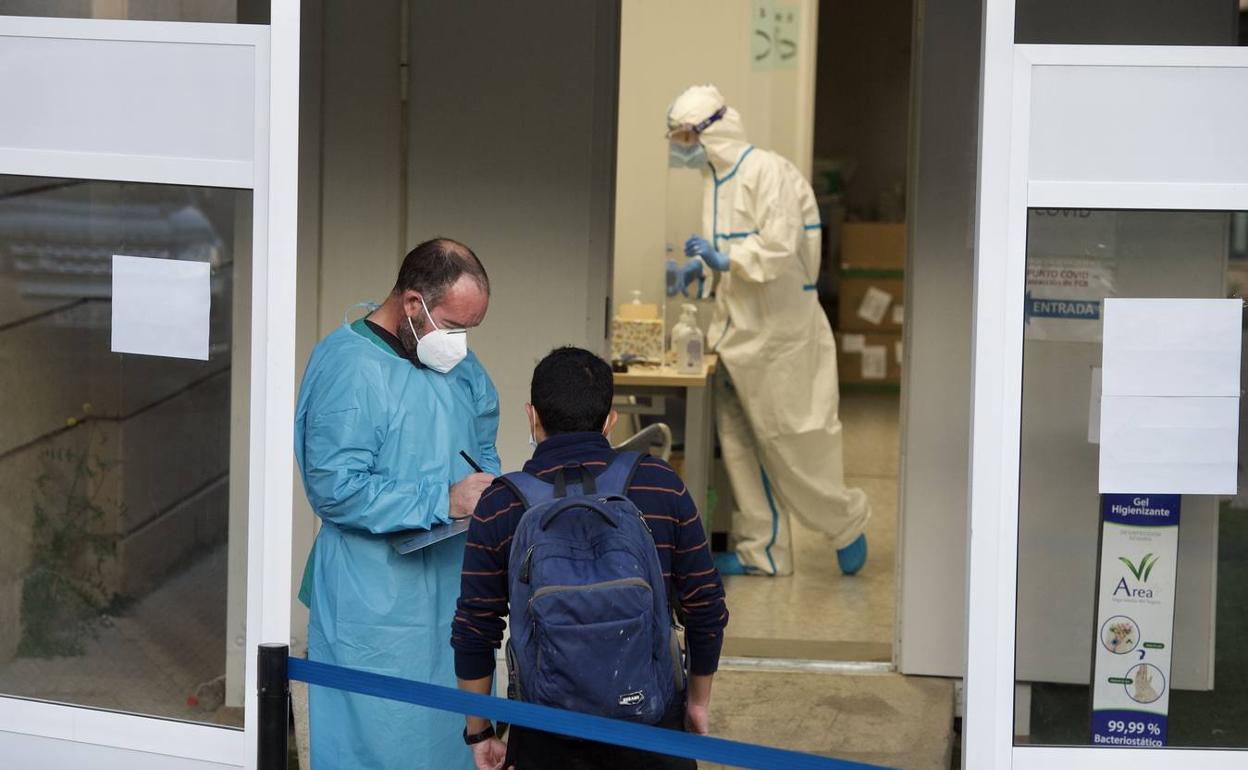 Un paciente se somete a una PCR en el hospital Morales Meseguer en una imagen de archivo. 