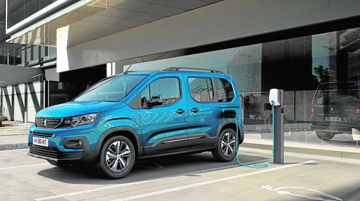 El vehículo incluye una batería de ion-litio con una capacidad de 50 kWh. 