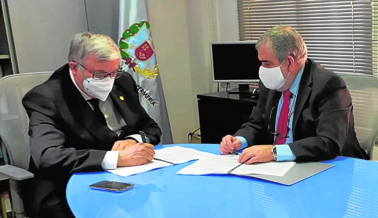 El presidente del Colegio de Enfermería de Murcia, Manuel García (i), y el director de pólizas a colectivos de A.M.A., Miguel Ángel Vázquez. 