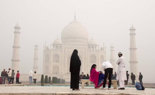 Grupos de turistas visitan los aledaños del Taj Mahal, en Agra.