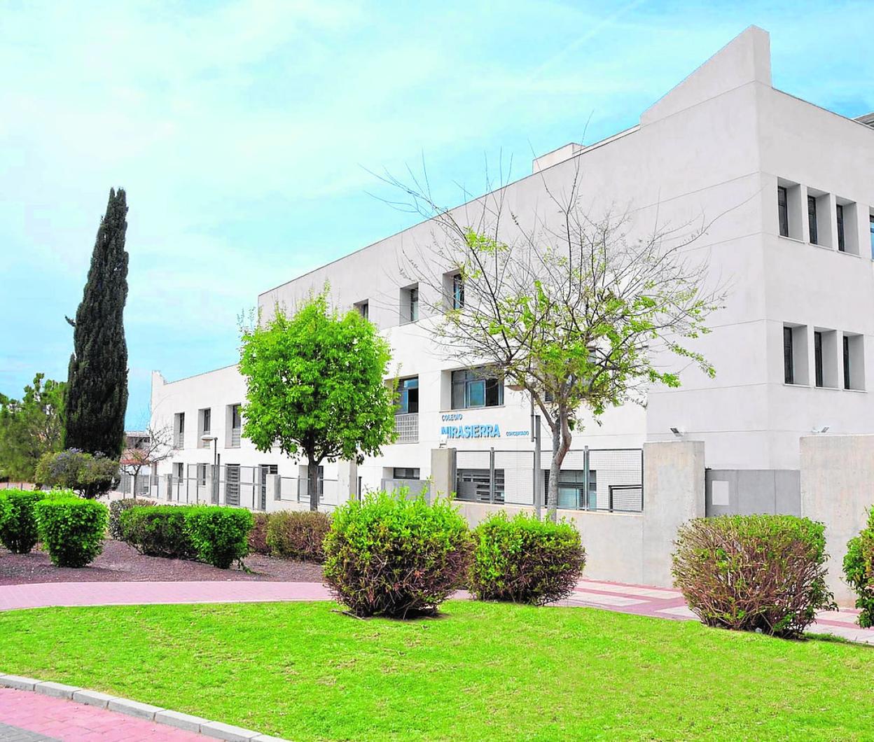 Fachada de Mirasierra, en la pedanía de Torreagüera. 