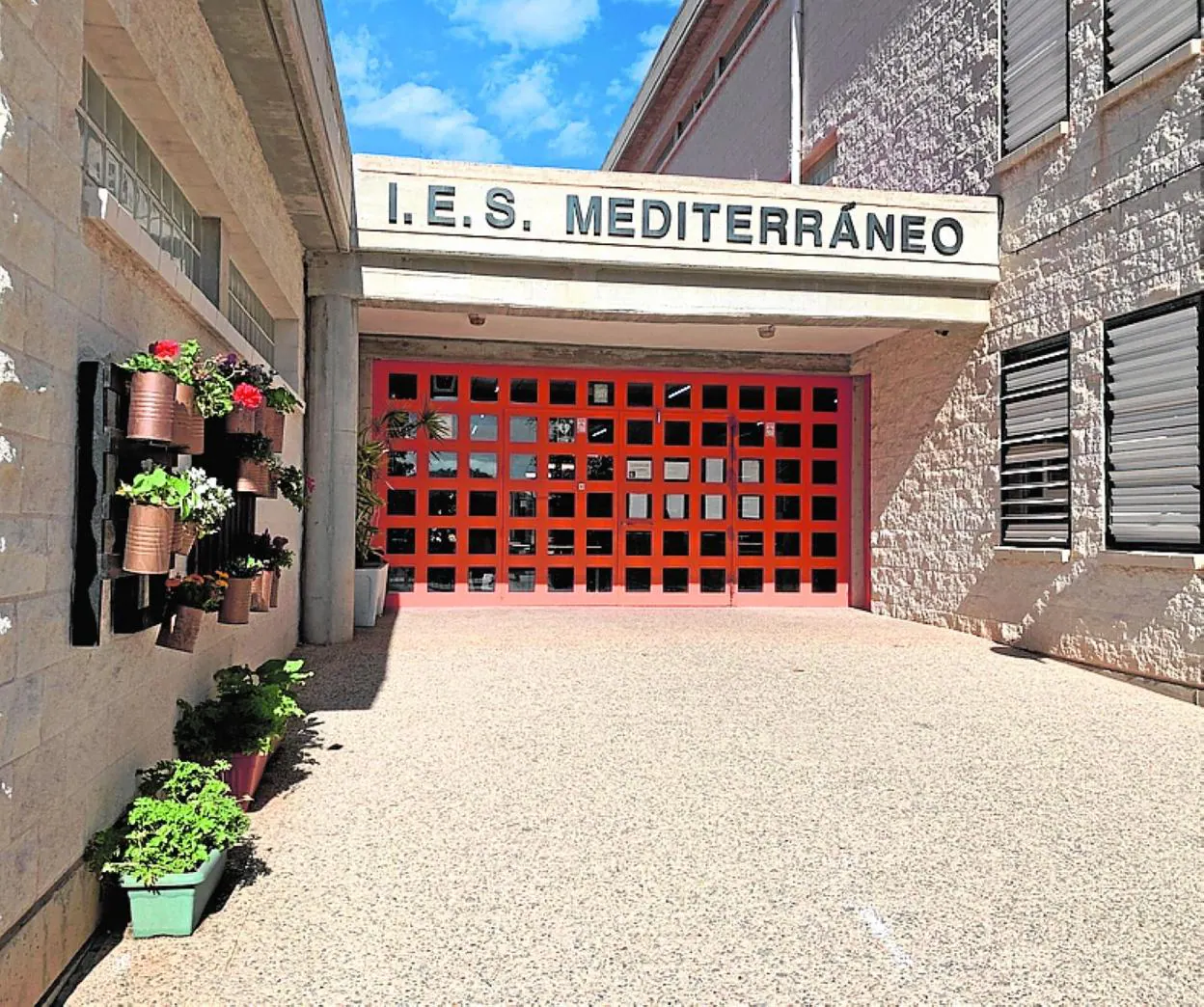 Puerta de entrada al IES Mediterráneo, en Cartagena. 