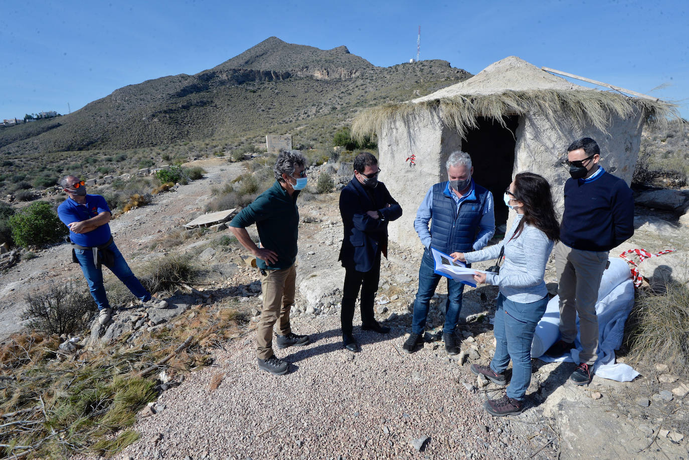 El alcalde Gaspar Miras y el edil Campillo, con el equipo de expertos.