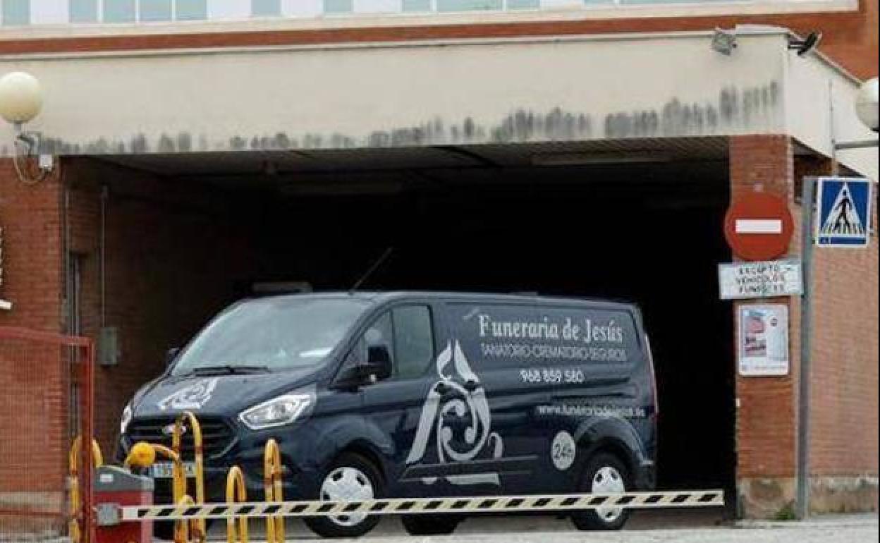 Un furgón funerario sale de La Arrixaca en plena crisis del coronavirus, en una foto de archivo.