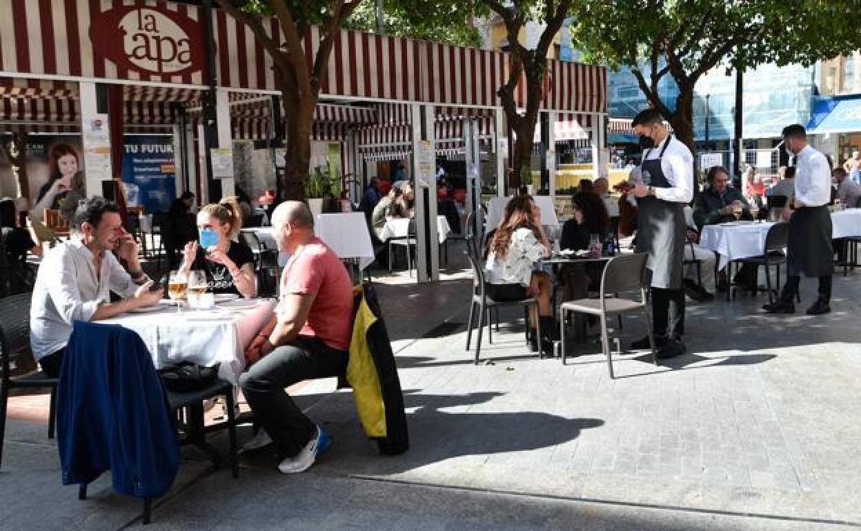 Clientes en una terraza de Murcia el miércoles pasado.