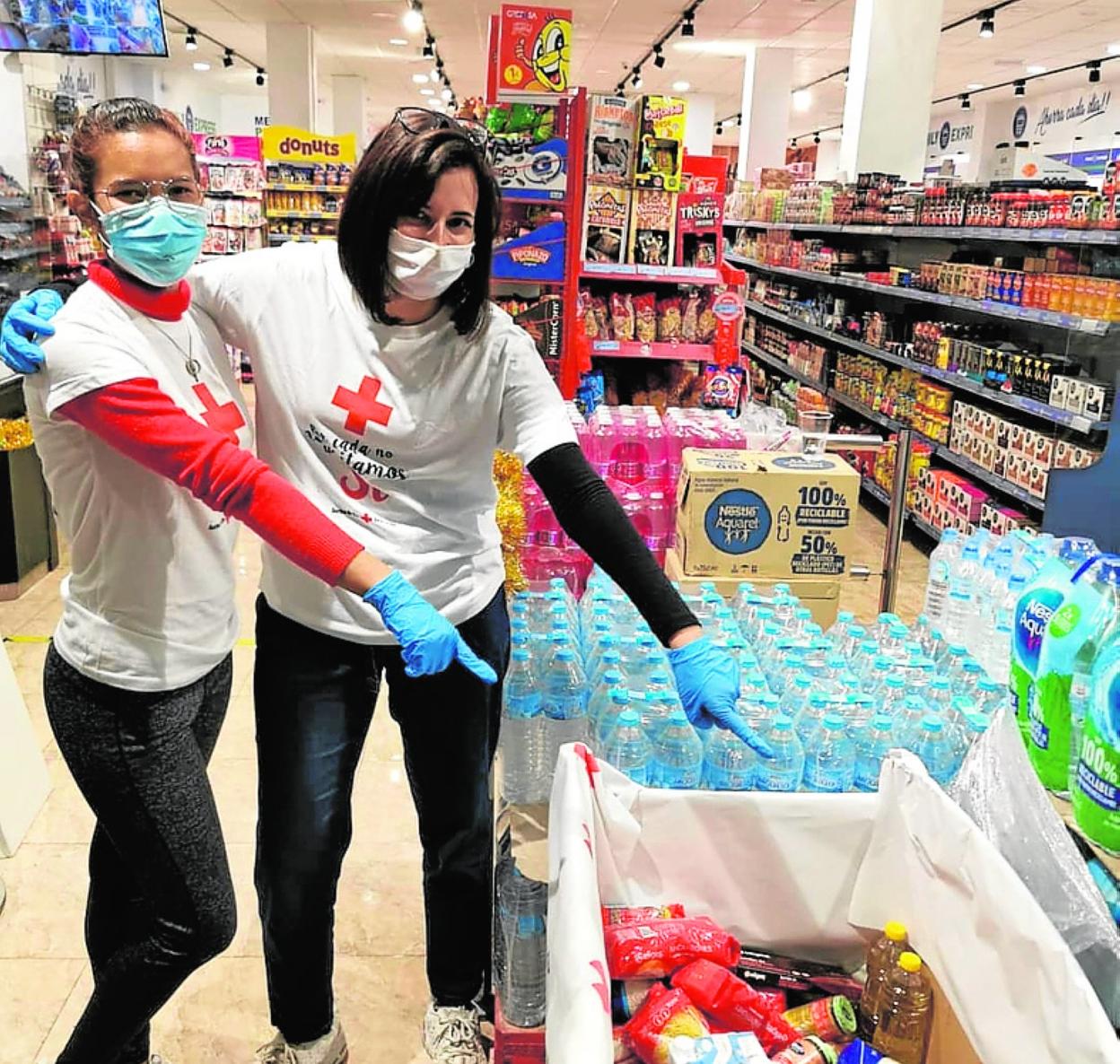 Voluntarias de Cruz Roja, en una recogida de alimentos. 
