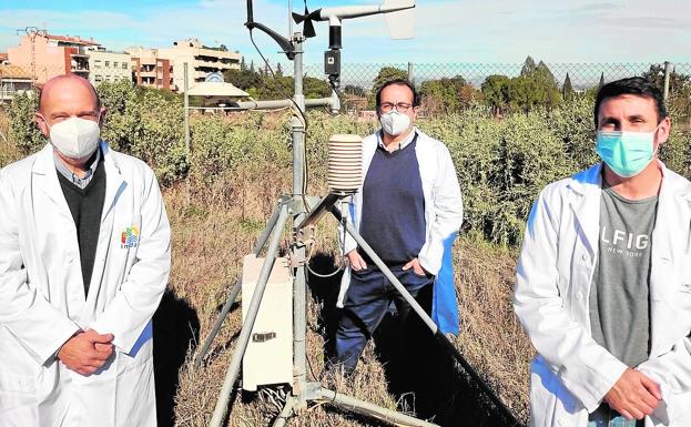 De dcha. a izq., Pedro González Pérez, Juan Antonio López Morales y Manuel Caro, equipo de desarrollo de Agroclima' en el Imida, en la estación agrometeorológica de La Alberca. 