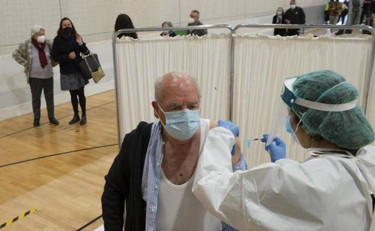 Un mayor de 80 años recibe la vacuna la semana pasada en Cartagena. 