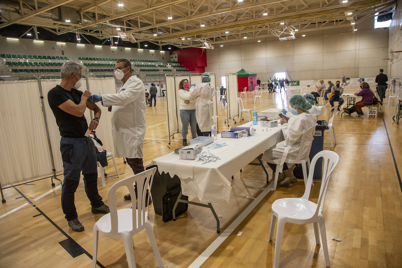 Fotos: Los policías y bomberos de la Región se vacunan contra la Covid-19