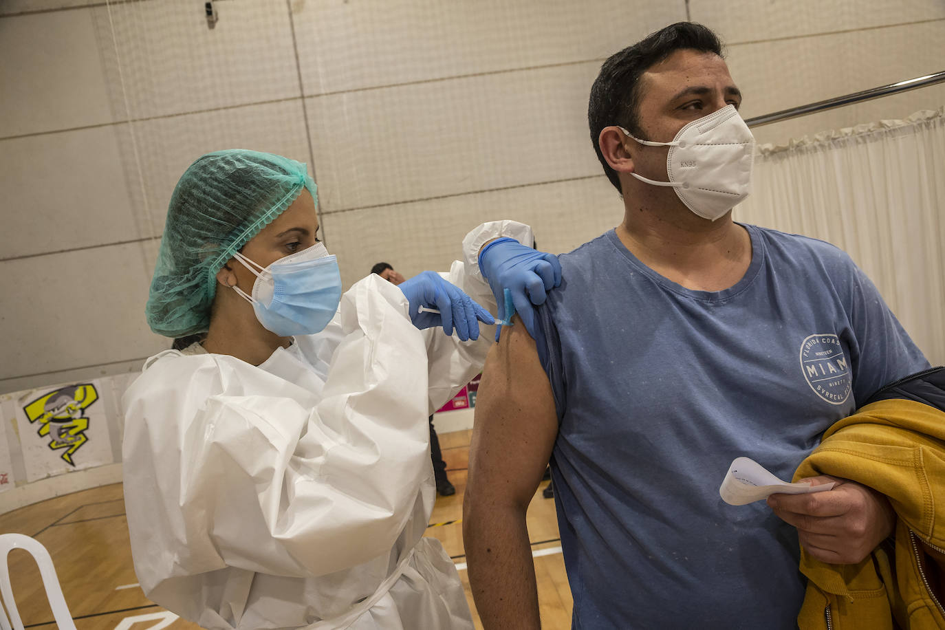 Fotos: Los policías y bomberos de la Región se vacunan contra la Covid-19