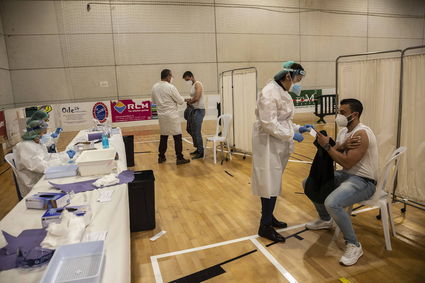 Fotos: Los policías y bomberos de la Región se vacunan contra la Covid-19