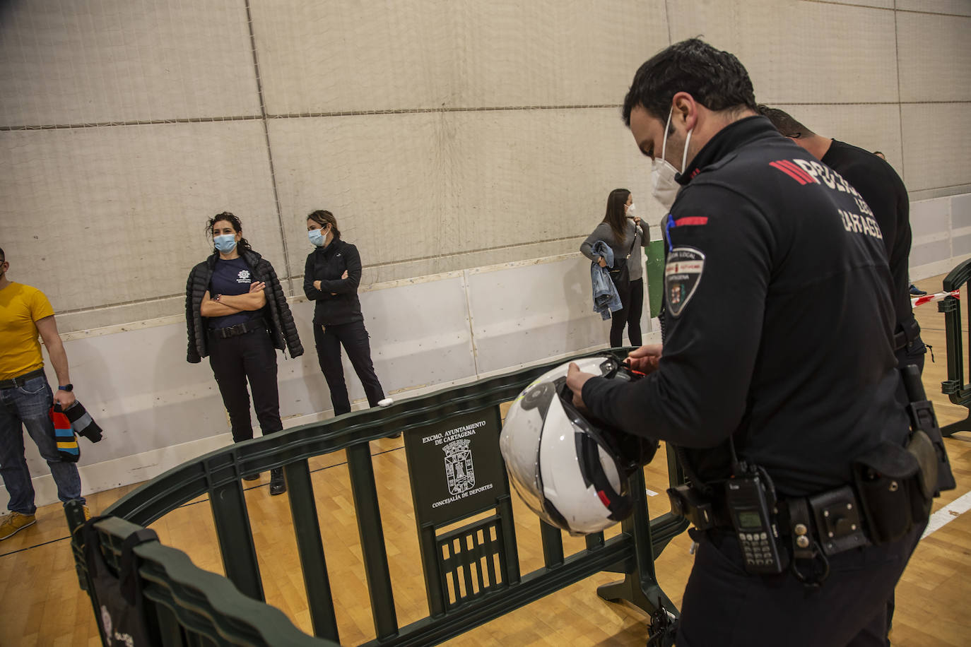 Fotos: Los policías y bomberos de la Región se vacunan contra la Covid-19