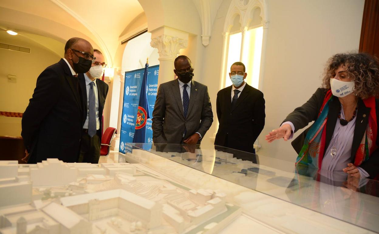 Encuentro en la UPCT de la rectora, Beatriz Miguel, con miembros de la Universidad de Nouakchott de Mauritania.