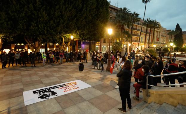 Medio centenar de personas se concentran en la Glorieta, este jueves, «contra la violencia y la brutalidad policial».