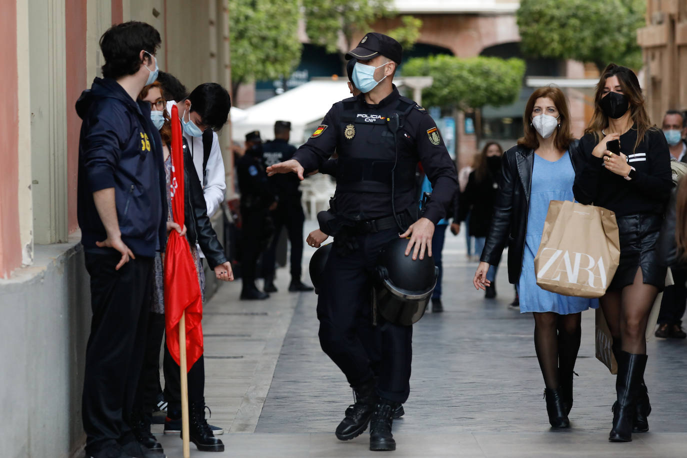 Fotos: Concentración «contra la violencia y la brutalidad policial» en Murcia