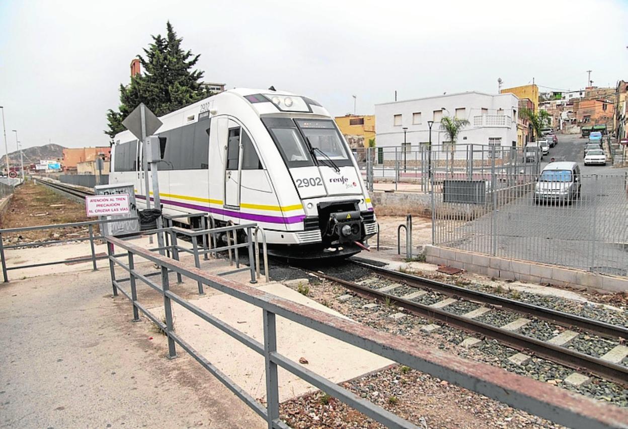 Un tren de Feve, en el paso a nivel de Los Mateos en octubre. 