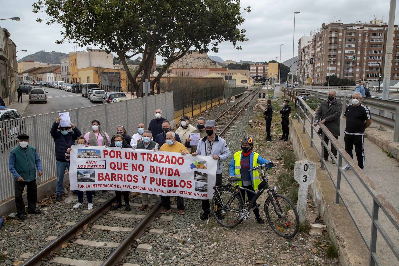 Fotos: Representantes vecinales se concentran en el paso a nivel de Los Mateos para exigir su eliminación