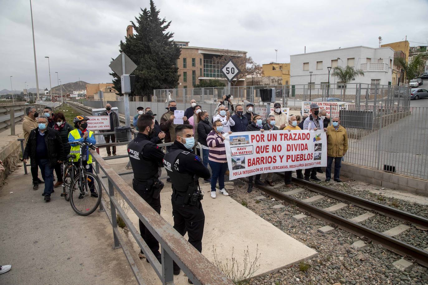 Fotos: Representantes vecinales se concentran en el paso a nivel de Los Mateos para exigir su eliminación