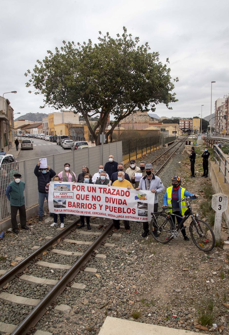 Fotos: Representantes vecinales se concentran en el paso a nivel de Los Mateos para exigir su eliminación