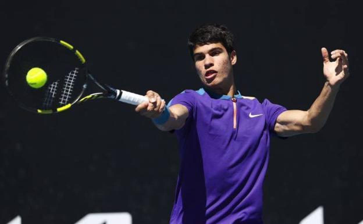 El murciano Carlos Alcaraz golpea la pelota en el partido que disputó contra el holandés Van Zandschup en el Open de Australia.