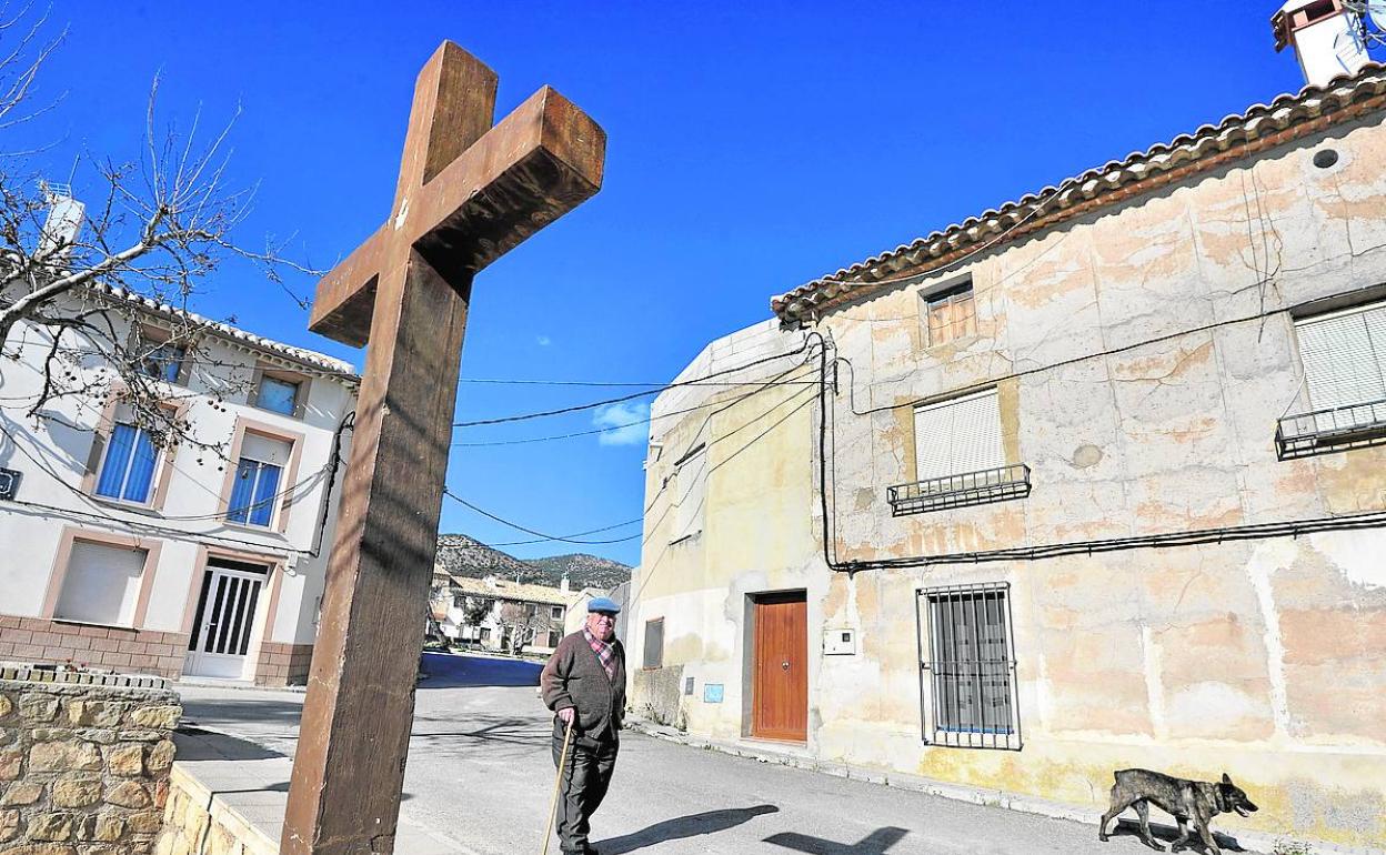 Un vecino pasea por una calle de Cañada de la Cruz, pedanía de Moratalla de unos 150 habitantes.