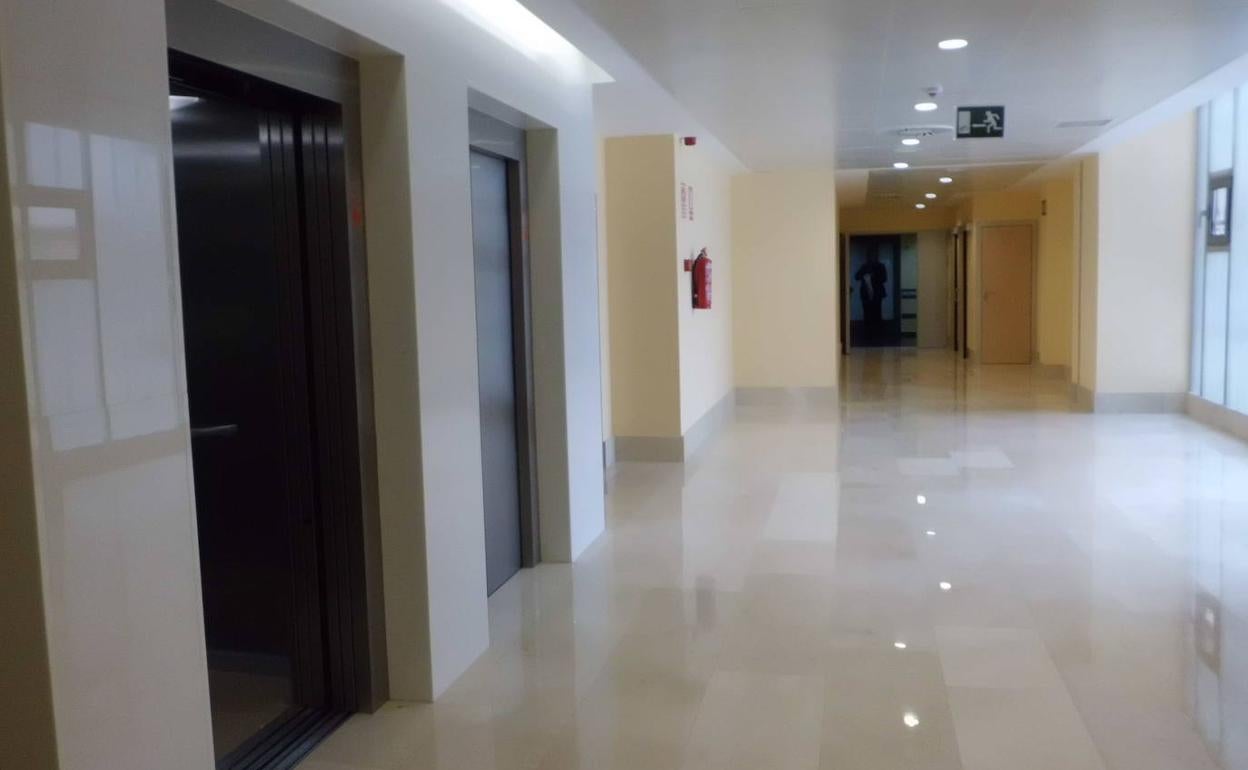 Ascensores en una foto de archivo.