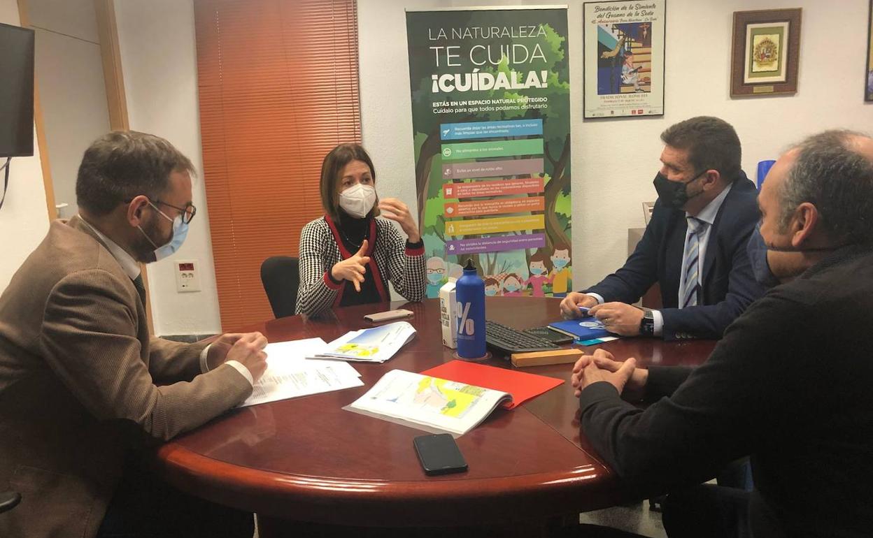 La alcaldesa de Águilas y el alcalde de Lorca durante la reunión celebrada en la Dirección General de Medio Natural.