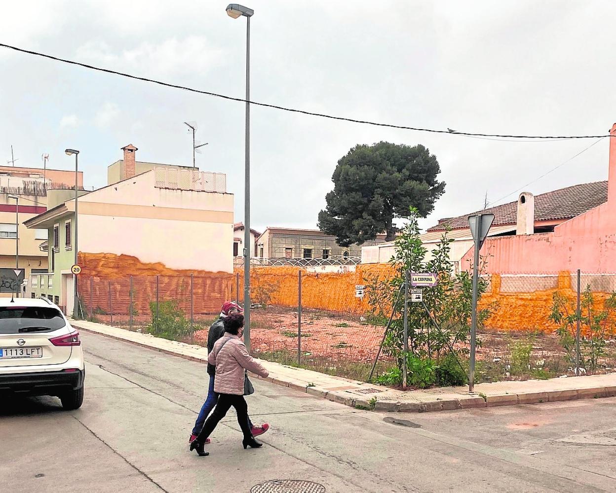 Solar de la calle Llagostera que la asociación de vecinos sugiere para poner aparcamiento gratis. 