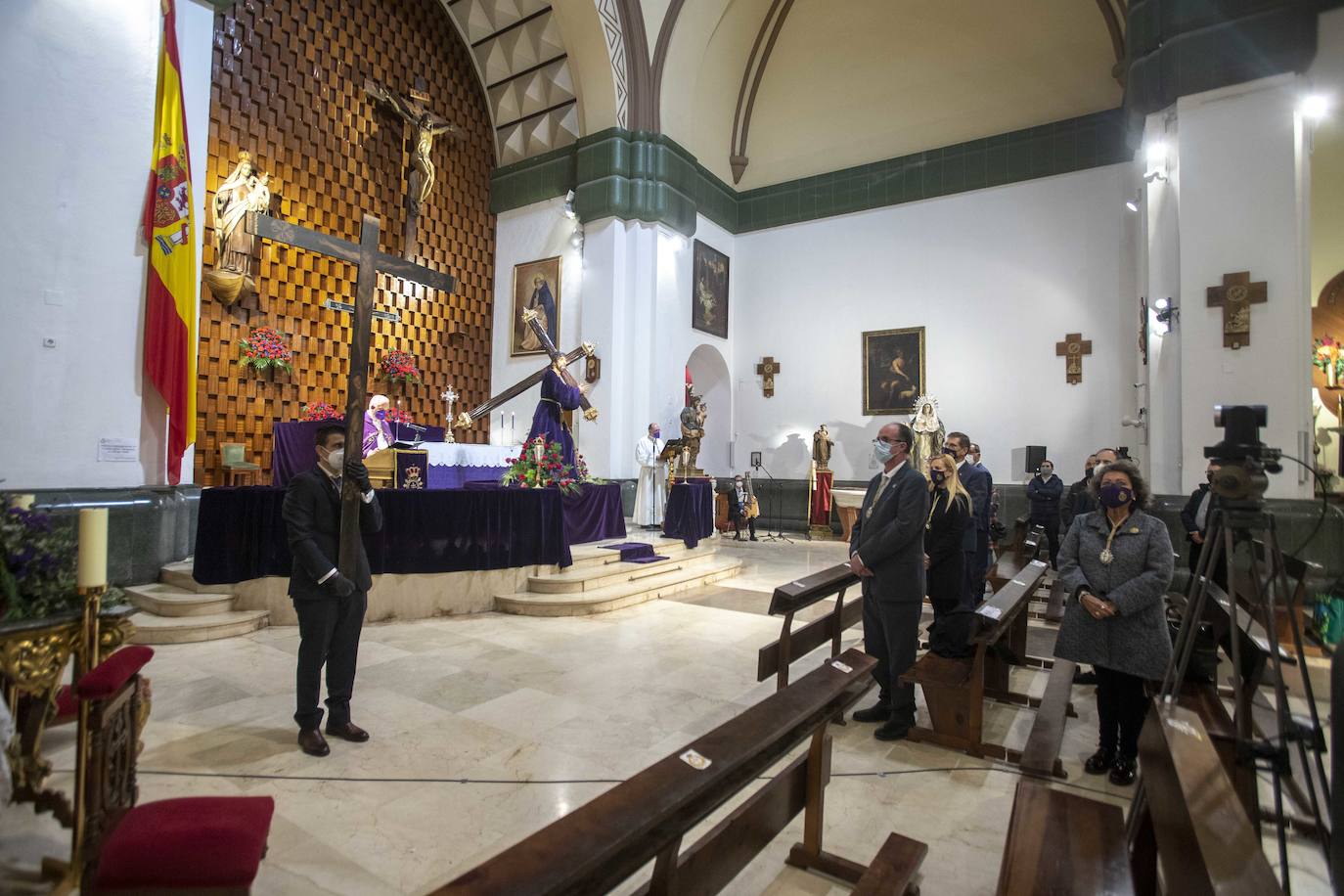 Fotos: Cien marrajos acuden al Vía Crucis