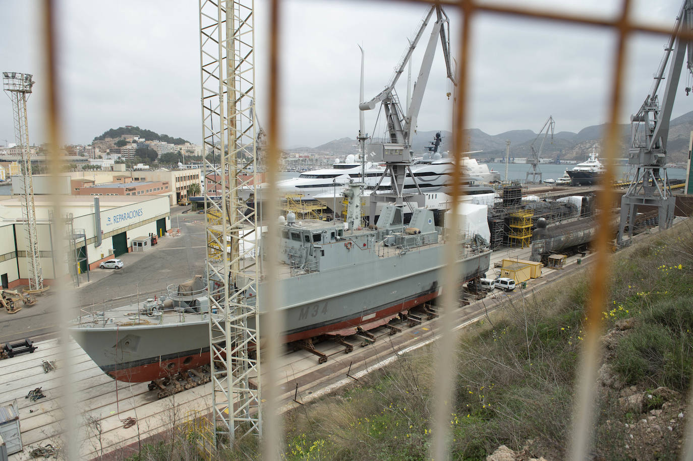 Fotos: Navantia contrata a 160 obreros externos para la reparación de seis megayates