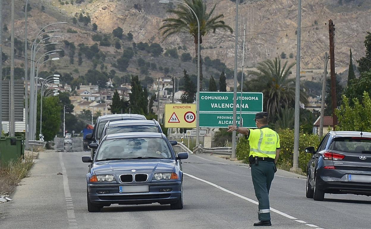 Control de la Guardia Civil en el límite entre la Región de Murcia y la Comunidad Valenciana.