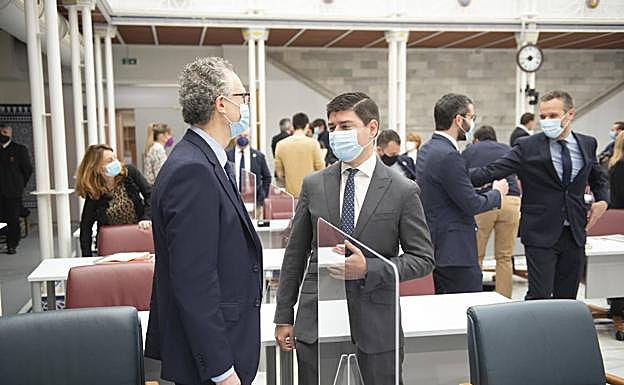 Galería. Los consejeros de Salud y Transparencia, Juan José Pedreño y José Gabriel Sánchez Torregrosa, charlan, este miércoles en la Asamblea.