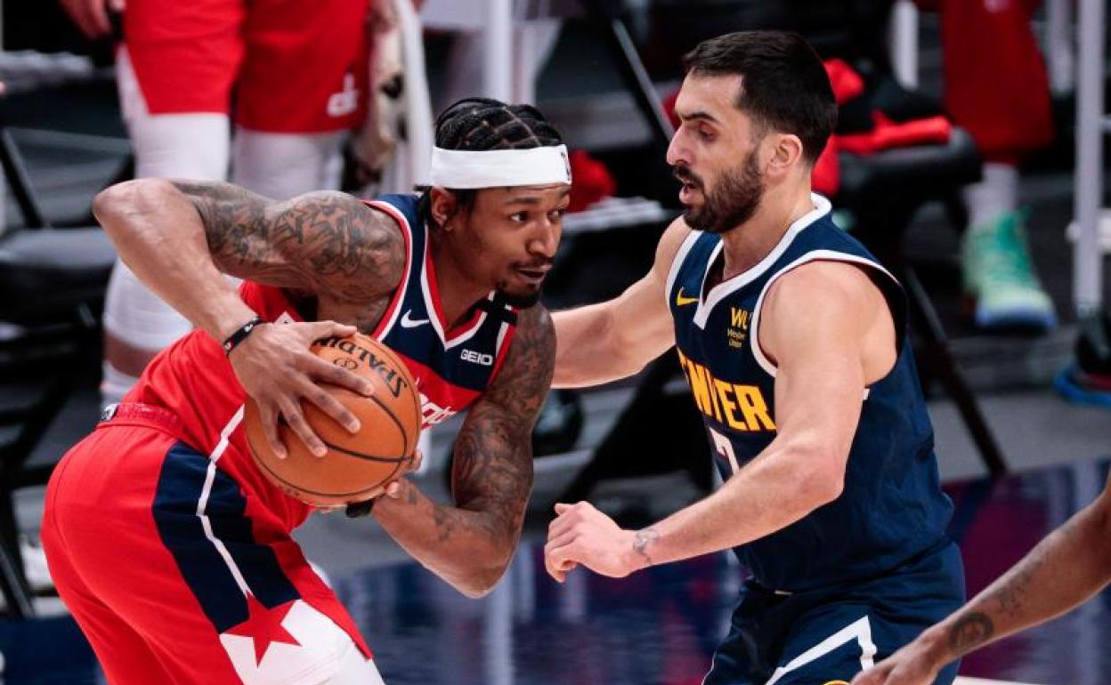 Facundo Campazzo defiende a Bradley Beal en un partido entre los Nuggets y los Wizards. 