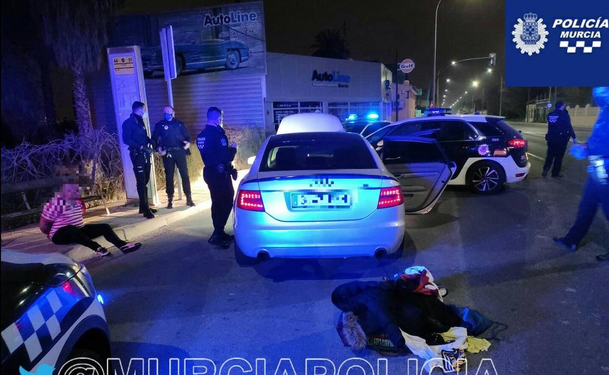 La Policía Local de Murcia detiene al conductor del vehículo. 