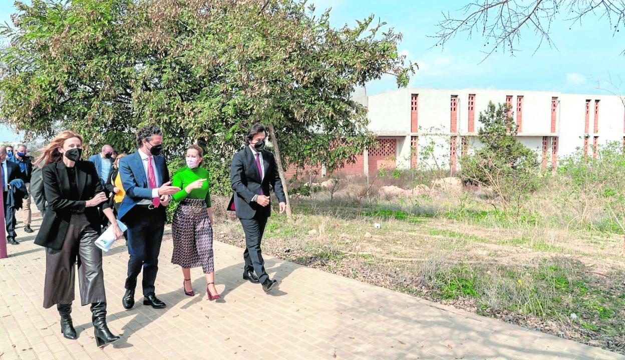 La directora del SEF, Isabel López, el presidente de Fremm, Alfonso Hernández, la alcaldesa y el consejero de Empleo, ayer en Los Camachos. 