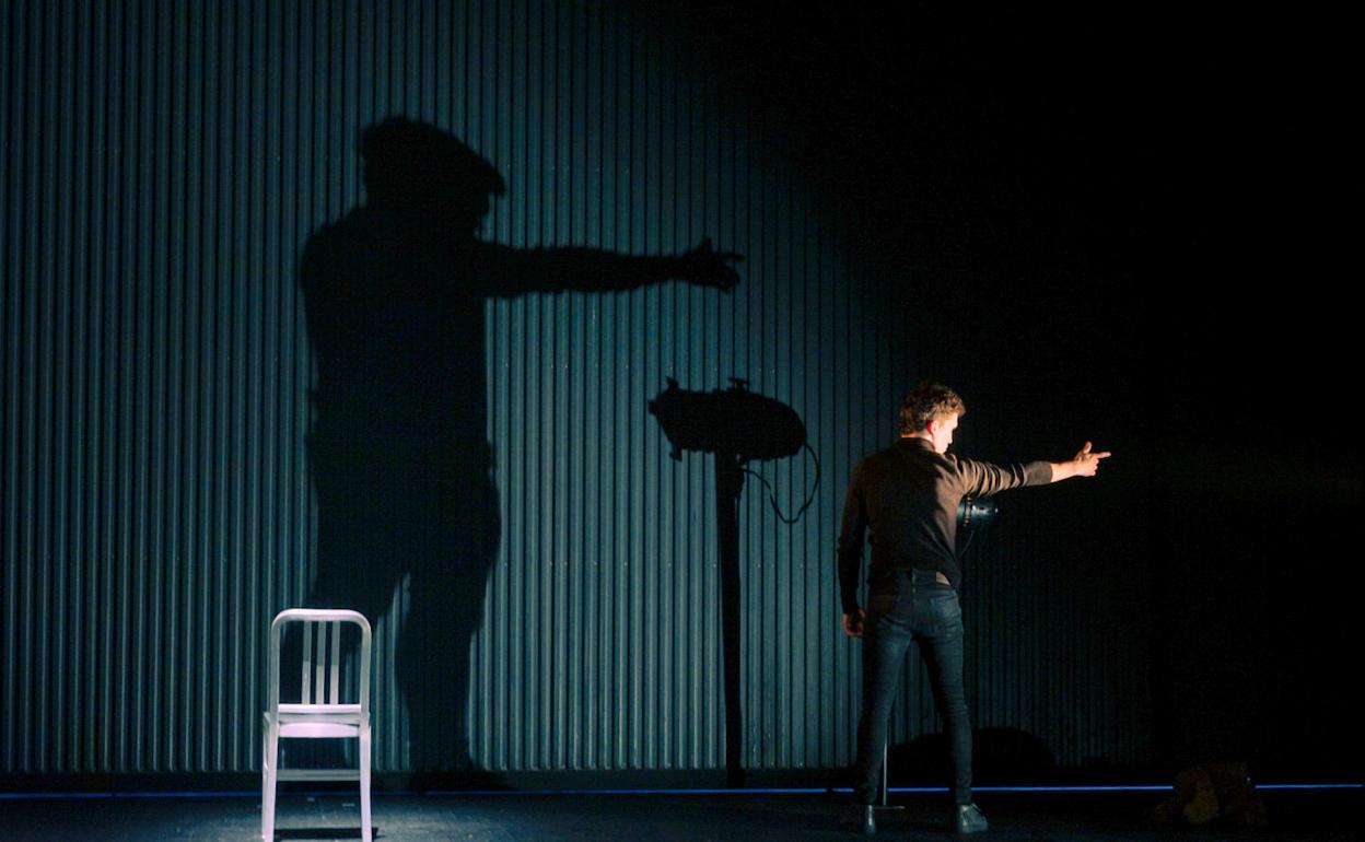 Jaime Lorente (Murcia, 1991) reconecta con la pasión por el teatro en esta obra basada en un texto de Santiago Loza y producida por Teatro Kamikaze. 