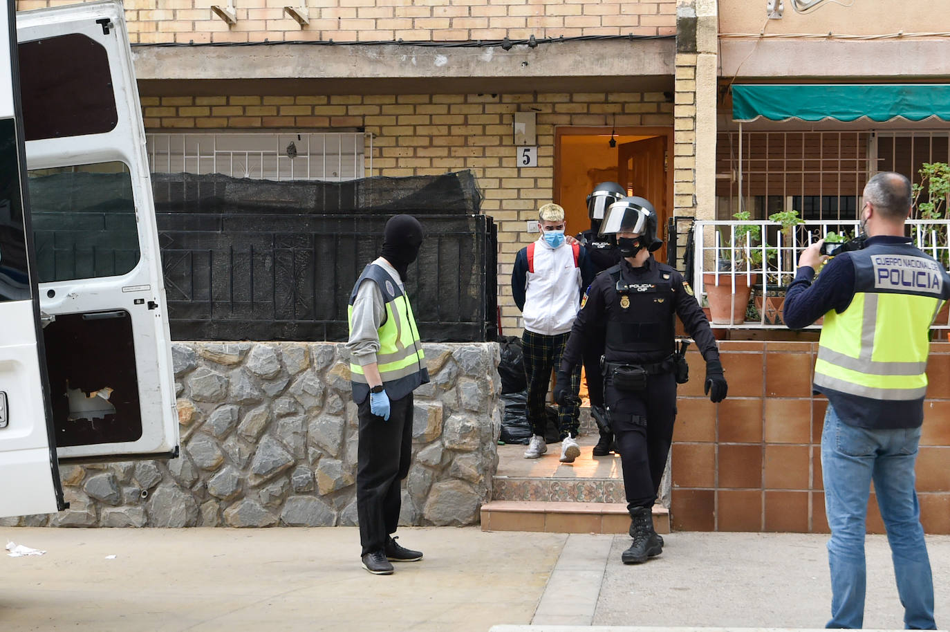 Fotos: Redada en una vivienda de Los Rosales culmina con la incautación de 200 plantas de marihuana