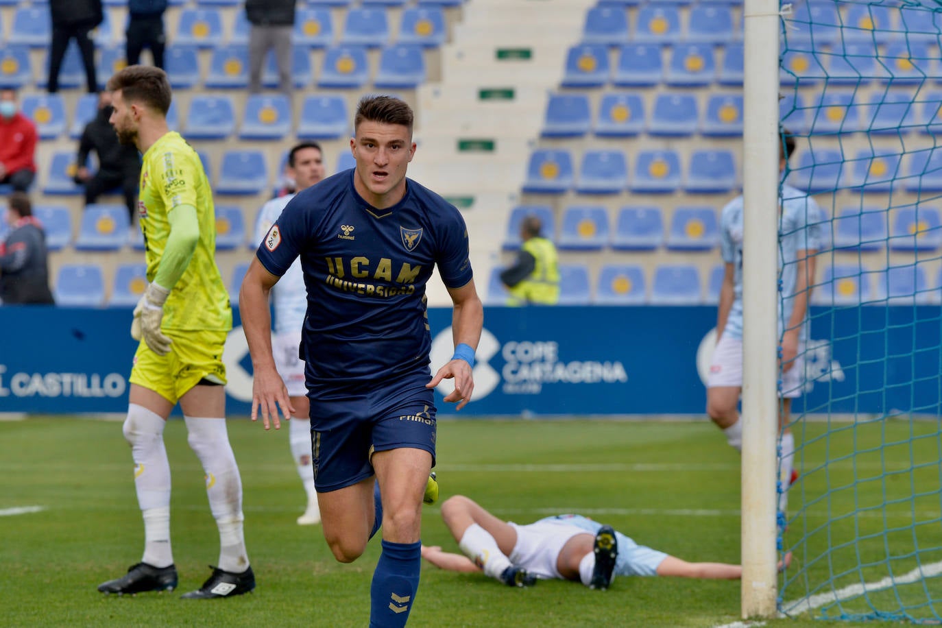 Fotos: Victoria del UCAM ante el Yeclano en el BeSoccer La Condomina
