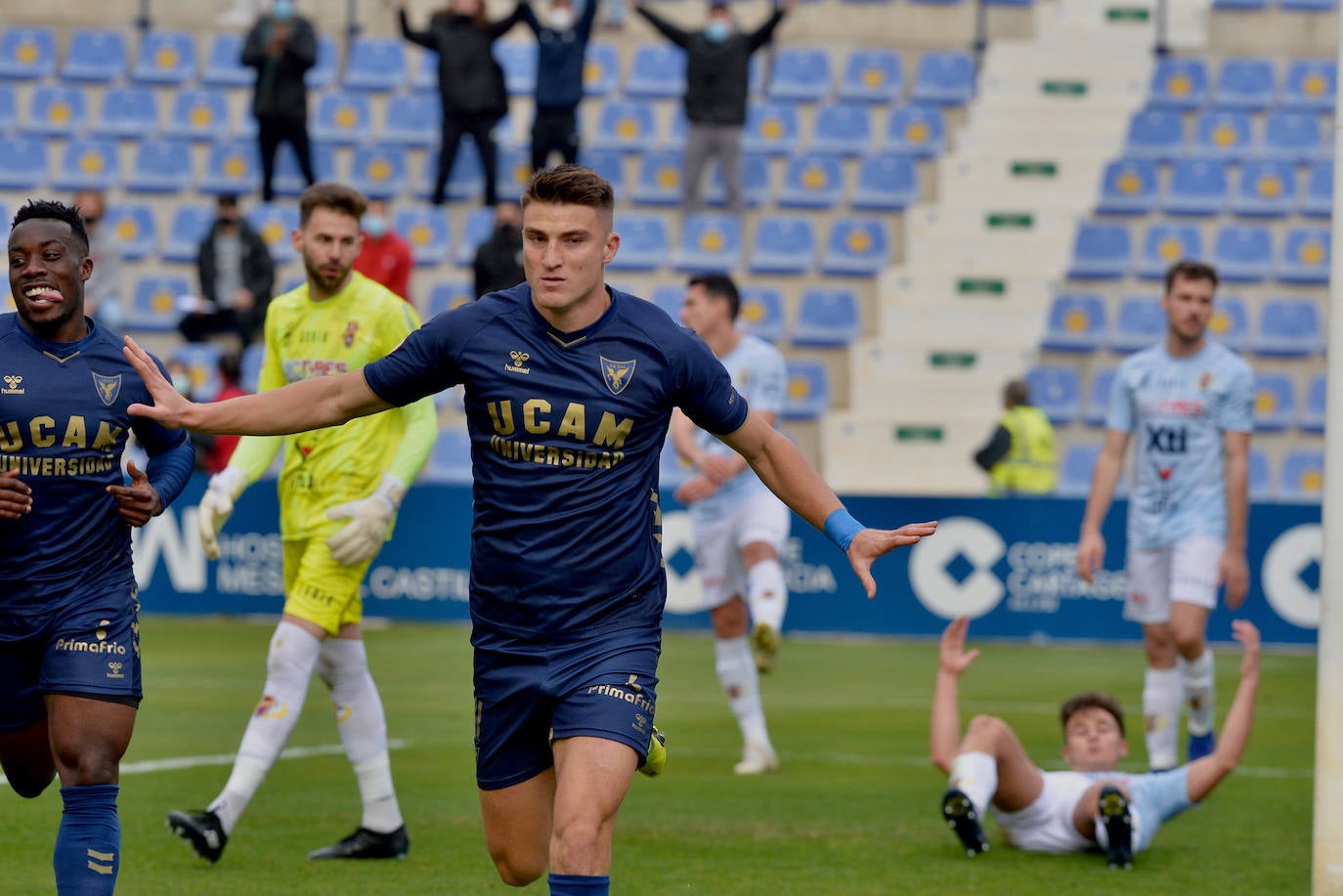 Fotos: Victoria del UCAM ante el Yeclano en el BeSoccer La Condomina
