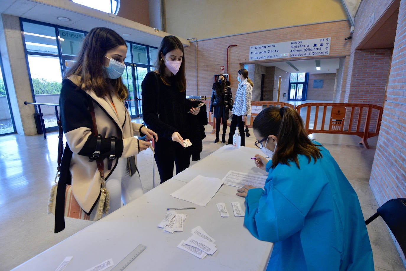 Fotos: Más de 2.700 docentes de la Región de Murcia reciben la primera dosis de la vacuna de Astrazeneca
