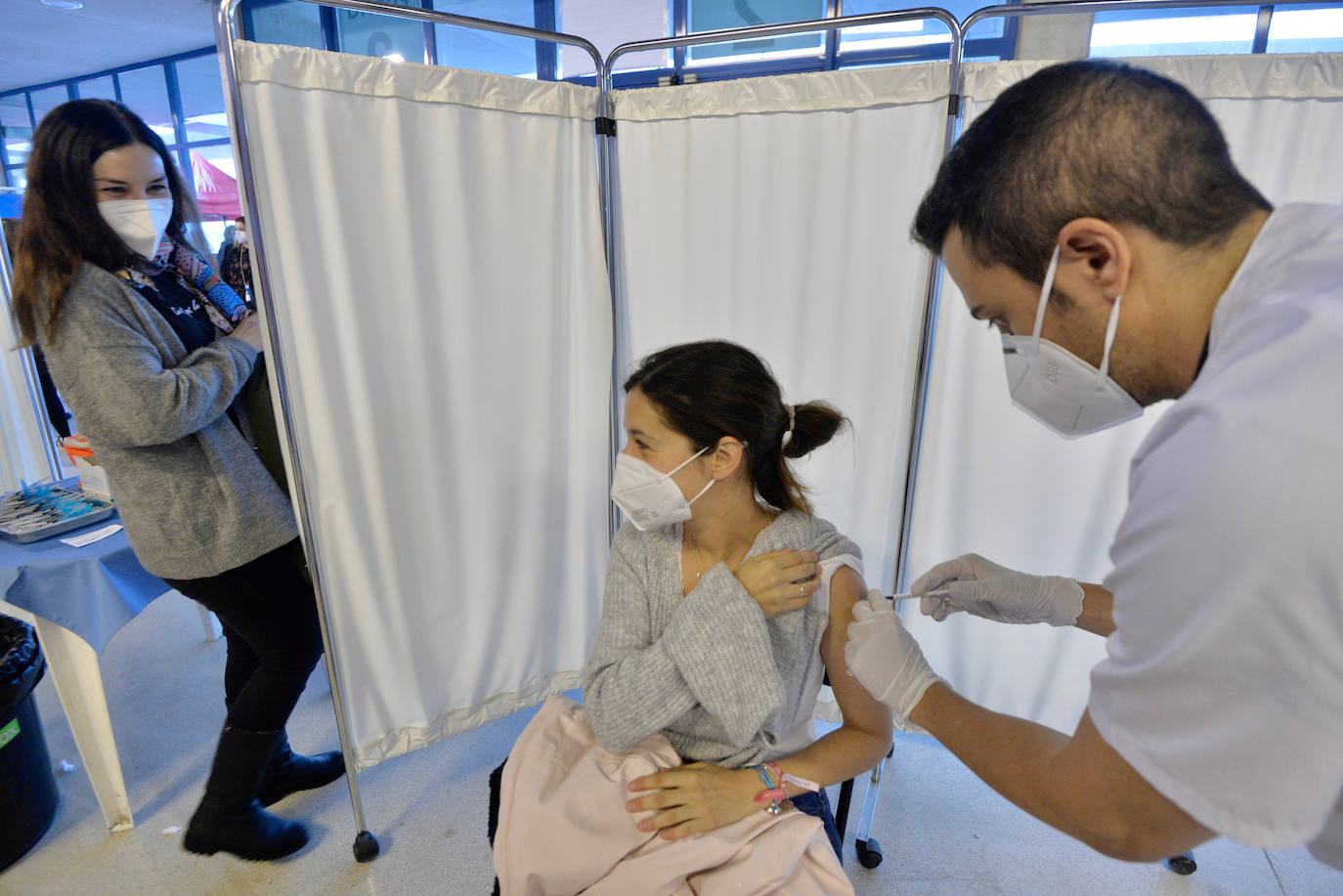 Fotos: Más de 2.700 docentes de la Región de Murcia reciben la primera dosis de la vacuna de Astrazeneca