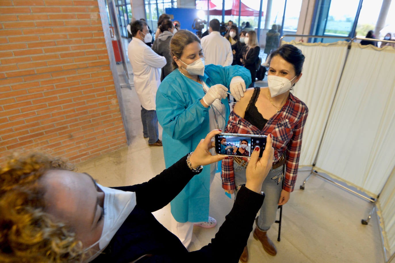 Fotos: Más de 2.700 docentes de la Región de Murcia reciben la primera dosis de la vacuna de Astrazeneca