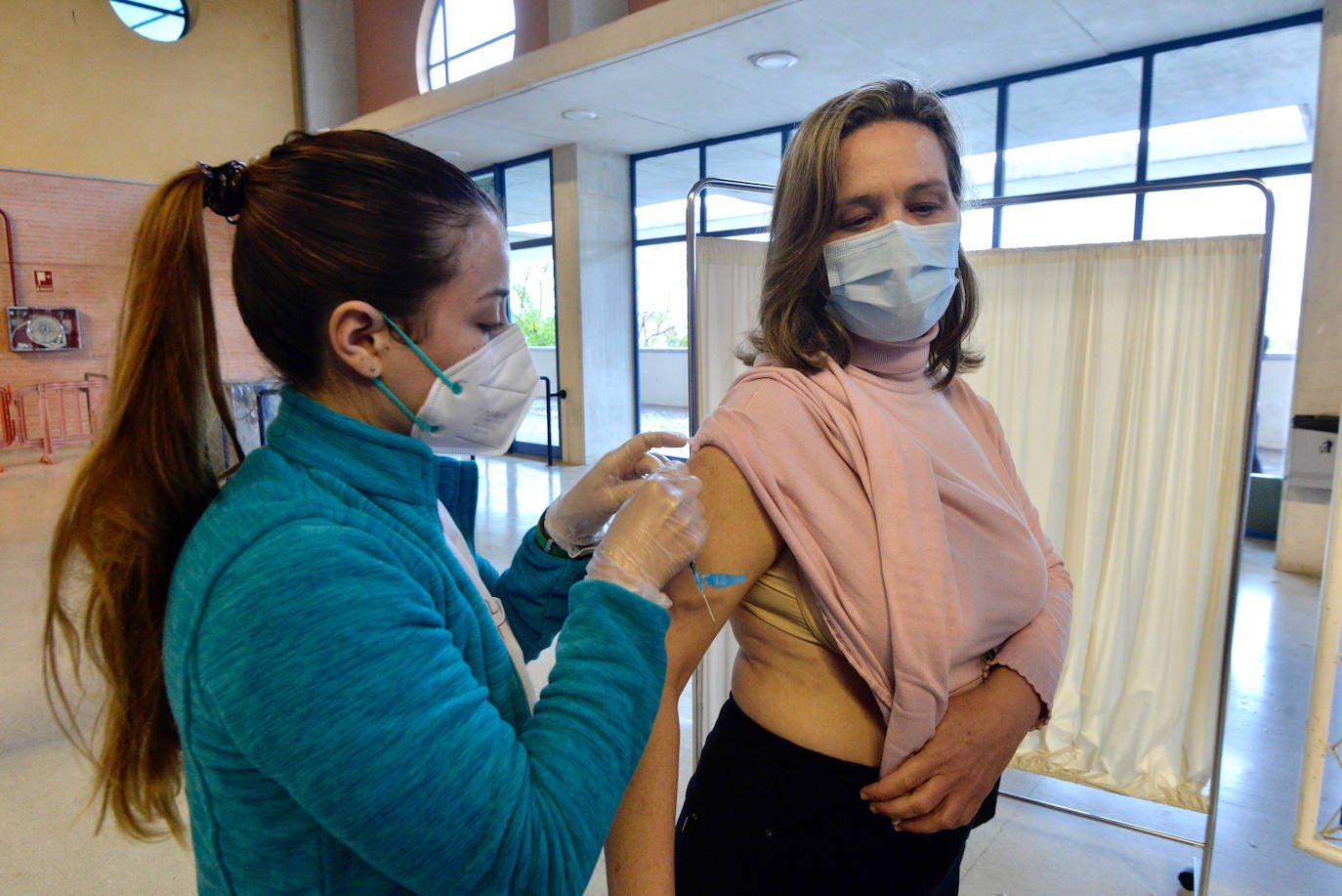Fotos: Más de 2.700 docentes de la Región de Murcia reciben la primera dosis de la vacuna de Astrazeneca